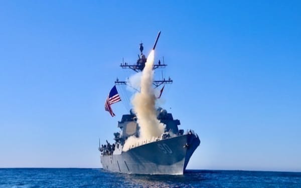 米海軍による巡航ミサイル「トマホーク」の最新型「ブロック5」の発射試験（20年12月）＝米海軍提供