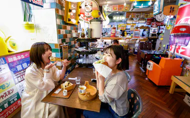 食事を楽しむ客(東京都足立区のエスディコーヒー)