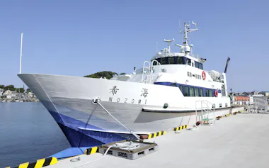 石川県輪島市の輪島港と舳倉島を結ぶ定期船(18日、輪島市)=共同