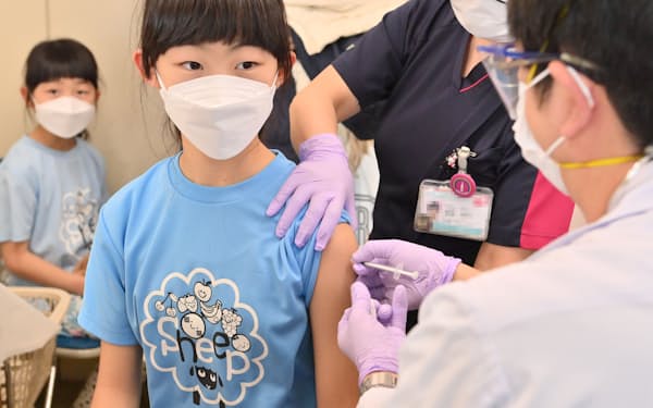 新型コロナウイルスのワクチン接種を受ける子供（東京都墨田区）＝一部画像処理しています