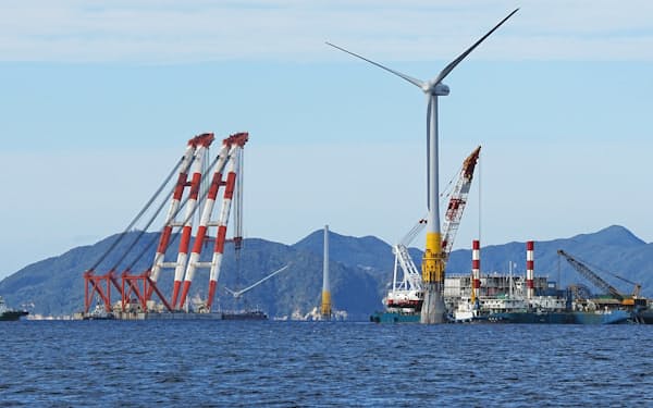 大型クレーン船を使い、洋上で組み立てられる浮体式の風車（長崎県五島市の椛島付近）
