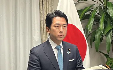 記者会見する小泉進次郎防衛相(19日、国会内)