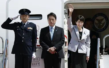 韓国訪問のため羽田空港を出発する高市首相(19日午前)=共同