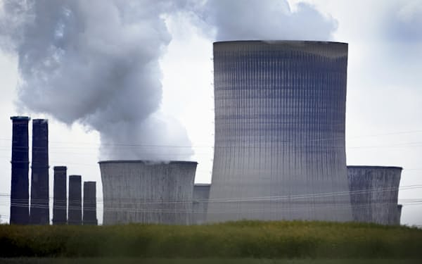 エネルギー危機を受けて化石燃料からの急激な脱却が難しいとの指摘がある（ドイツ西部プルハイムにある石炭火力発電所＝2022年6月）AP＝共同