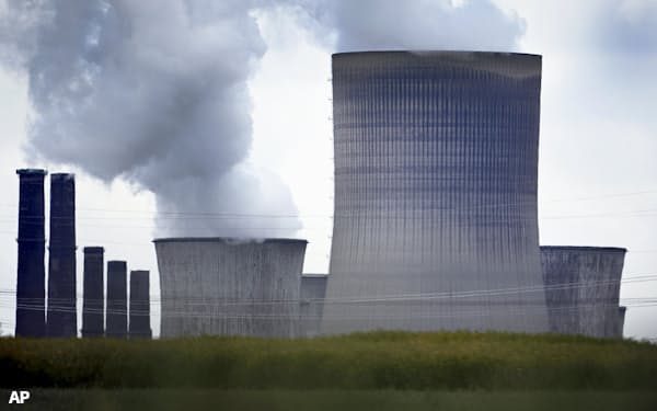 エネルギー危機を受けて化石燃料からの急激な脱却が難しいとの指摘がある(ドイツ西部プルハイムにある石炭火力発電所=2022年6月)AP=共同