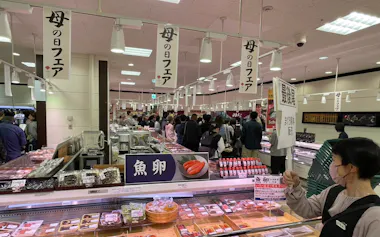 マグロの解体ショーは多くの人を集めた=うすい百貨店提供