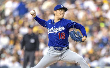 パドレス戦に先発したドジャースの山本。7回1失点と好投したが、打線の援護がなく4敗目を喫した(18日、サンディエゴ)=AP
