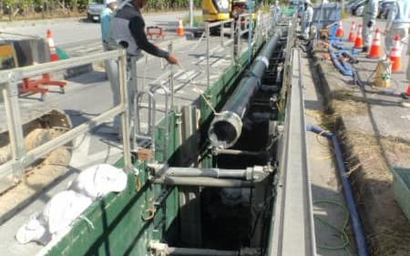 沖縄電力は本島中部を横断するLNGの基幹導管の整備を進めている