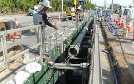 沖縄電力は本島中部を横断するLNGの基幹導管の整備を進めている