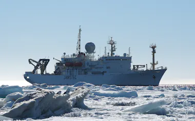 海洋研究開発機構(JAMSTEC)の海洋地球研究船「みらい」で北極海を調査した=JAMSTEC提供