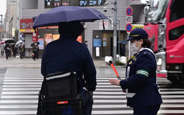 警察は自転車の法令違反の取り締まりを強化している（東京都中央区）