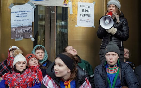 ノルウェー石油・エネルギー省が入る庁舎の入り口で抗議活動を行うグレタさん（右奥）ら活動家（NTB提供）＝ロイター