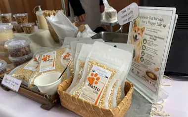 たからぼプロデュースが英国に輸出するペット用ふりかけ「Natto Life」(同社提供)