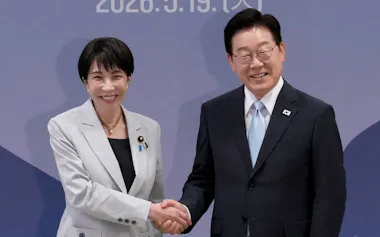 握手する高市早苗首相と韓国の李在明大統領(19日、韓国・安東)=ロイター