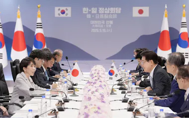 会談する高市首相と韓国の李在明大統領(19日、韓国・安東)=共同