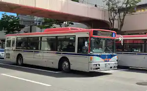 運輸業界は燃料費の高騰が利益を下押しする(新潟交通のバス) 運輸業界は燃料費の高騰が利益を下押しする(新潟交通のバス)