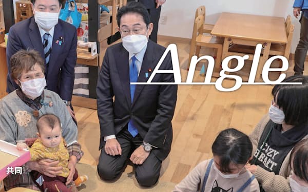 出生率の高さで知られる岡山県奈義町の子育て支援拠点を訪れた岸田首相㊥（２月19日）