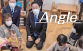 出生率の高さで知られる岡山県奈義町の子育て支援拠点を訪れた岸田首相㊥（2月19日）
