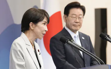 会談後、共同記者発表する高市首相と韓国の李在明大統領(19日、韓国・安東)=共同
