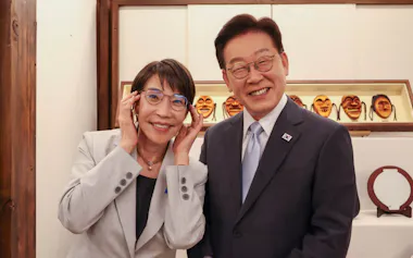 内閣広報室のX(旧ツイッター)に19日に投稿された、韓国の李大統領愛用のメガネをかける高市首相の写真=共同