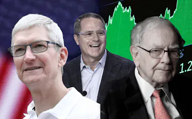 左からアップルのティム・クック氏、ウォルマートのダグ・マクミロン氏、ウォーレン・バフェット氏=NIKKEI montage/ロイター