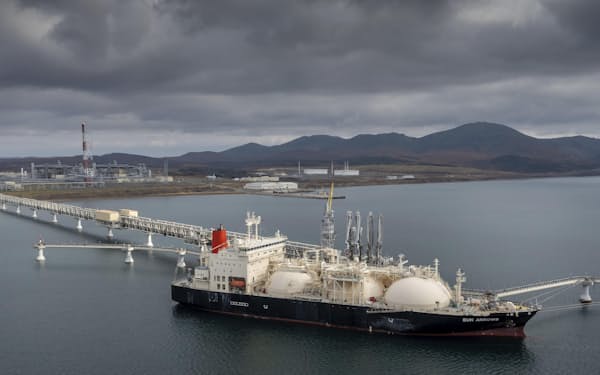 サハリン2で液化天然ガスを積み込むLNGタンカー＝2021年10月、ロシア・サハリン州（AP＝共同）