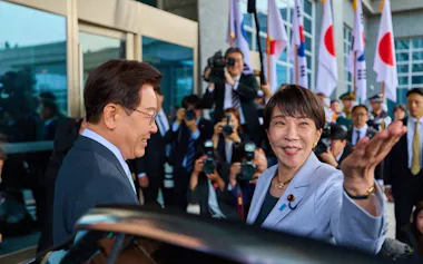 ホテルに到着した高市首相を出迎える李在明大統領㊧(19日、韓国・安東)=李大統領のフェイスブックから