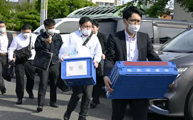 若山哲夫容疑者の自宅へ家宅捜索に向かう捜査員(20日、新潟県胎内市)=共同