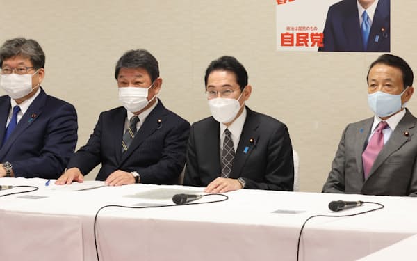 自民党役員会に臨む（左から）萩生田政調会長、茂木幹事長、岸田首相、麻生副総裁（２月、党本部）