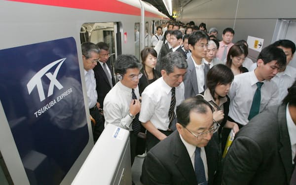 2005年に開業した「つくばエクスプレス」で秋葉原駅に到着した通勤客（05年）