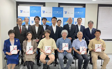 九電みらい財団が福岡県内6団体に対する助成金の贈呈式を開いた(20日、福岡市)