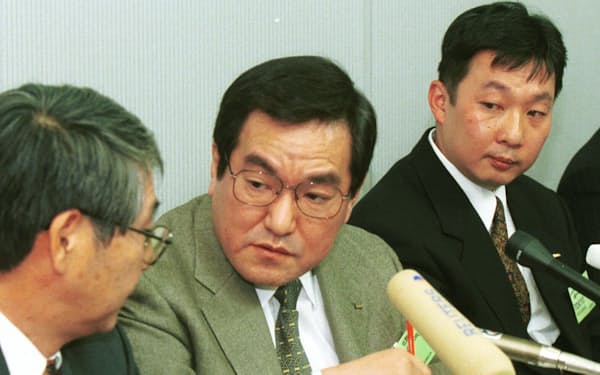 セガは2001年１月、ハード撤退などを発表した（左から中村氏、佐藤秀樹副社長、香山哲特別顧問）