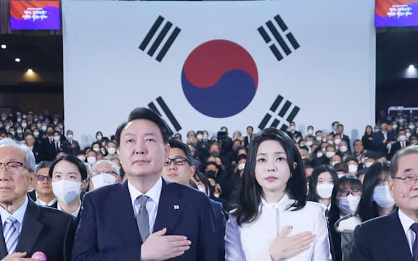 1日、「三・一独立運動」を記念する韓国政府の式典に出席する尹錫悦大統領（中央左）と金建希夫人（中央右）＝聯合・共同