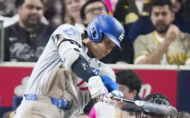 パドレス戦の8回、右翼線に二塁打を放つドジャース・大谷(19日、サンディエゴ)=共同