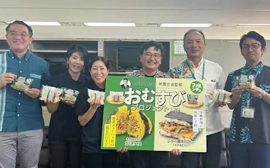 2種類のおにぎりを共同開発した(20日、那覇市)