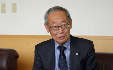 インタビューに応じる名古屋学院大学の西中理事長(名古屋市)