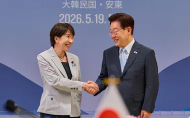 韓国南東部・安東で会談した高市早苗首相㊧と韓国の李在明大統領(19日)=韓国大統領府提供