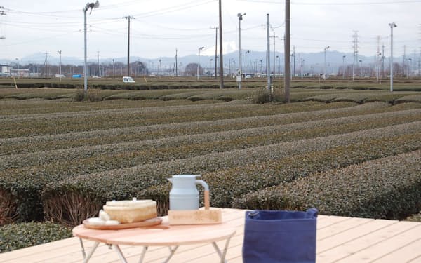 狭山茶の産地、埼玉県入間市に設けられた「茶畑テラス」からは、広大な茶畑の風景や富士山が一望できる（１日、同市）