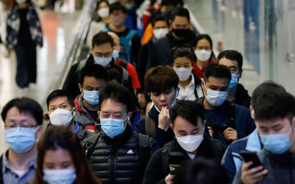 １日以降、香港では屋外だけでなく屋内や公共交通機関でもマスクが不要となった＝ロイター