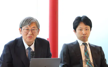 ウイルス療法薬の治験について説明する東京大学の藤堂具紀特任研究員㊧と伊藤博崇准教授(20日、東京都港区)