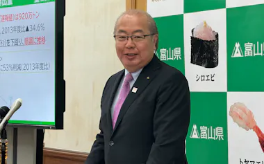 「住宅や家電機器の省エネ化を推進する必要がある」と話す富山県の新田知事(20日、富山県庁)