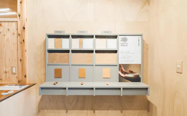 資源米ともみ殻を配合したバイオマスプラスチック「ニコメ マテリアル」の展示(新潟市)