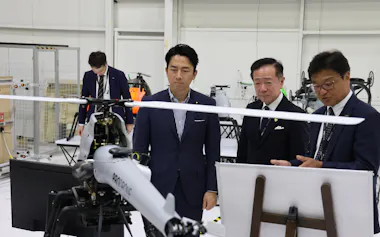ドローンの製造現場を視察する小泉防衛相(右から3人目。20日、名古屋市)