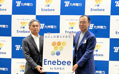 記者会見で九州電力の新ブランドを発表する(右から)西山勝社長と川畑健二常務執行役員(20日、福岡市)