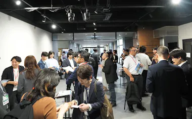 マッチングイベントでは参加企業の担当者らが意見交換をした(20日、新潟市)