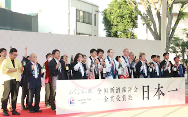 金賞を受賞した福島県内の酒造会社を集めセレモニーが開かれた(20日、福島市)