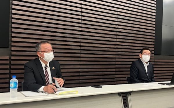 記者会見で新中期経営計画の概要を発表するしずおかＦＧの職員（１日、静岡市）
