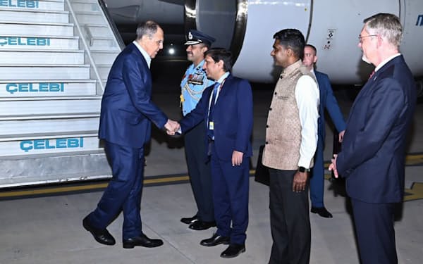 インドに到着したロシアのラブロフ外相（左端）ら（２月28日、インド外務省報道官のツイッター投稿）