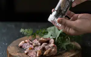 冷燻でほのかにスモーキーな「燻り黒胡椒」は肉との相性が良い 冷燻でほのかにスモーキーな「燻り黒胡椒」は肉との相性が良い