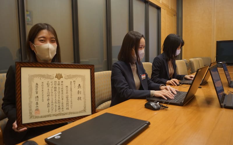 山陰合銀は子育て中の従業員を積極的に応援する企業として、島根県から「こっころカンパニー」の殿堂入り企業に認定されている 山陰合銀は子育て中の従業員を積極的に応援する企業として、島根県から「こっころカンパニー」の殿堂入り企業に認定されている